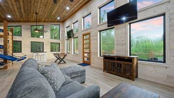 TV connectée, cheminée, jeux vidéo, baby-foot