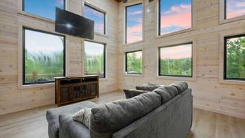 TV connectée, cheminée, jeux vidéo, baby-foot