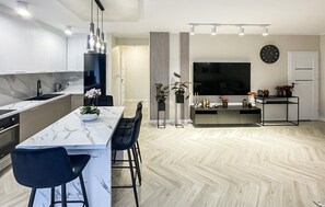 Geladeira, cooktop, lava-louças, cafeteira/chaleira