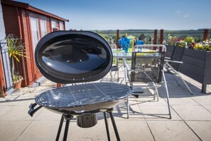 Outdoor dining - 2BD Holiday Home Stunning views of the Sea and Gower (Killay)
