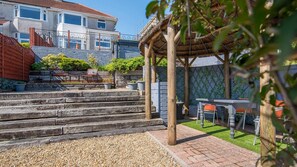 Outdoor dining - 2BD Holiday Home Stunning views of the Sea and Gower (Killay)