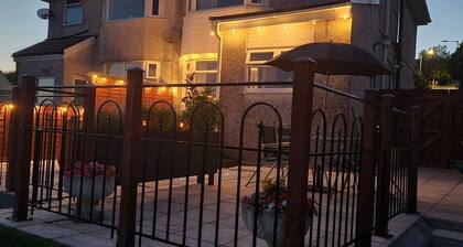 2BD Holiday Home Stunning views of the Sea and Gower