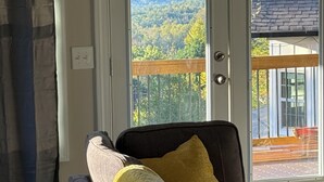 Living area - Best View of Yonah Mountain! - Oakes Cabin - Luxury Smart Cabin (Helen)