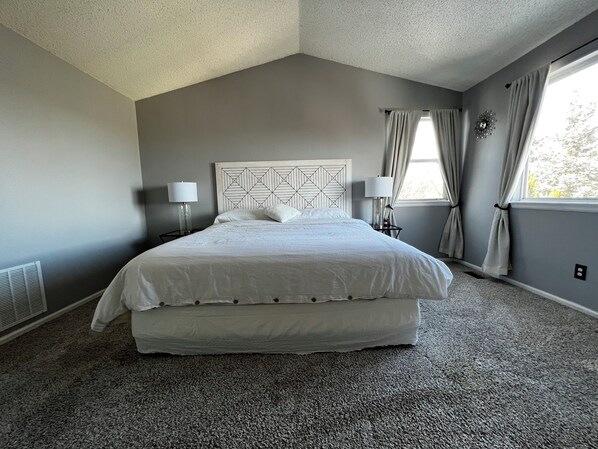 3 bedrooms, iron/ironing board, WiFi, bed sheets