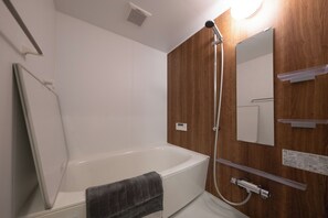 Comfort-Zimmer | Badezimmer | Badewanne und Dusche (separat), kostenlose Toilettenartikel