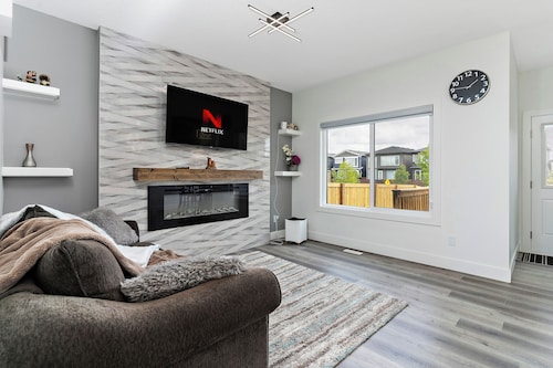 Luxurious, Cozy, & Modern 4 bedroom Home—Airconditioned + Netflix + Free Parking