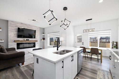 Luxurious, Cozy, & Modern 4 bedroom Home—Airconditioned + Netflix + Free Parking