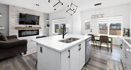 Luxurious, Cozy, & Modern 4 bedroom Home—Airconditioned + Netflix + Free Parking