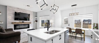 Luxurious, Cozy, & Modern 4 bedroom Home—Airconditioned + Netflix + Free Parking