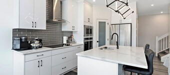 Luxurious, Cozy, & Modern 4 bedroom Home—Airconditioned + Netflix + Free Parking