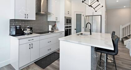 Luxurious, Cozy, & Modern 4 bedroom Home—Airconditioned + Netflix + Free Parking