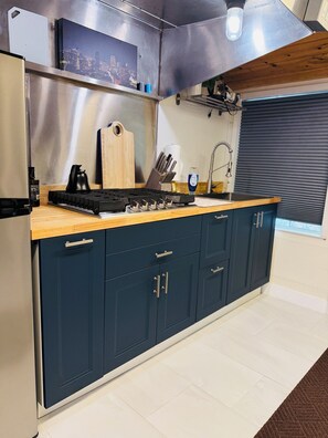 Fridge, microwave, stovetop, coffee/tea maker - Midtown Studio Hideaway Near Ice Blocks (Sacramento)