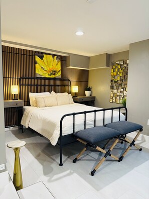 Desk, iron/ironing board, travel crib, free WiFi - Midtown Studio Hideaway Near Ice Blocks (Sacramento)