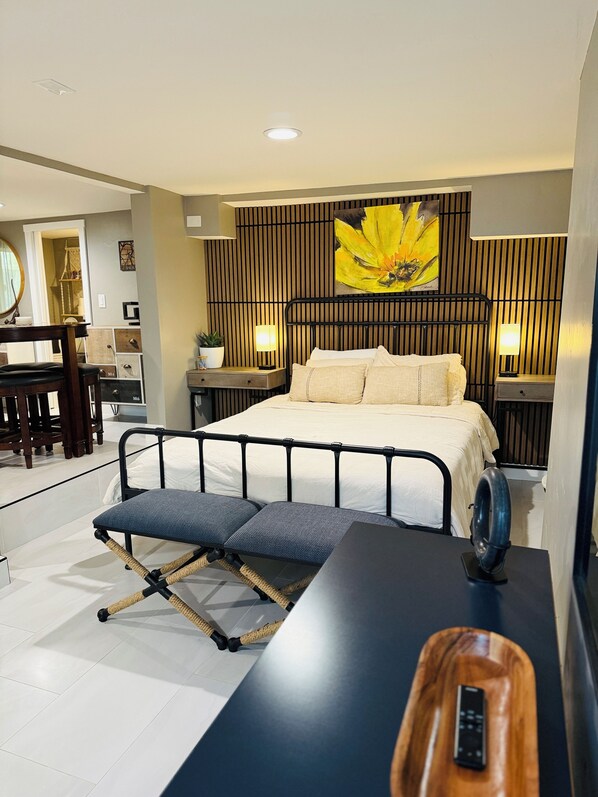 Desk, iron/ironing board, travel crib, free WiFi - Midtown Studio Hideaway Near Ice Blocks (Sacramento)