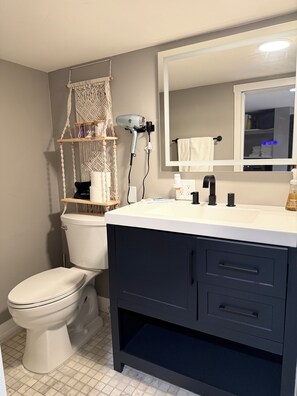 Shower, hair dryer, towels, soap - Midtown Studio Hideaway Near Ice Blocks (Sacramento)