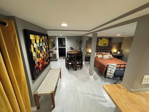 Midtown 1BR Hideaway: Steps to Ice Blocks