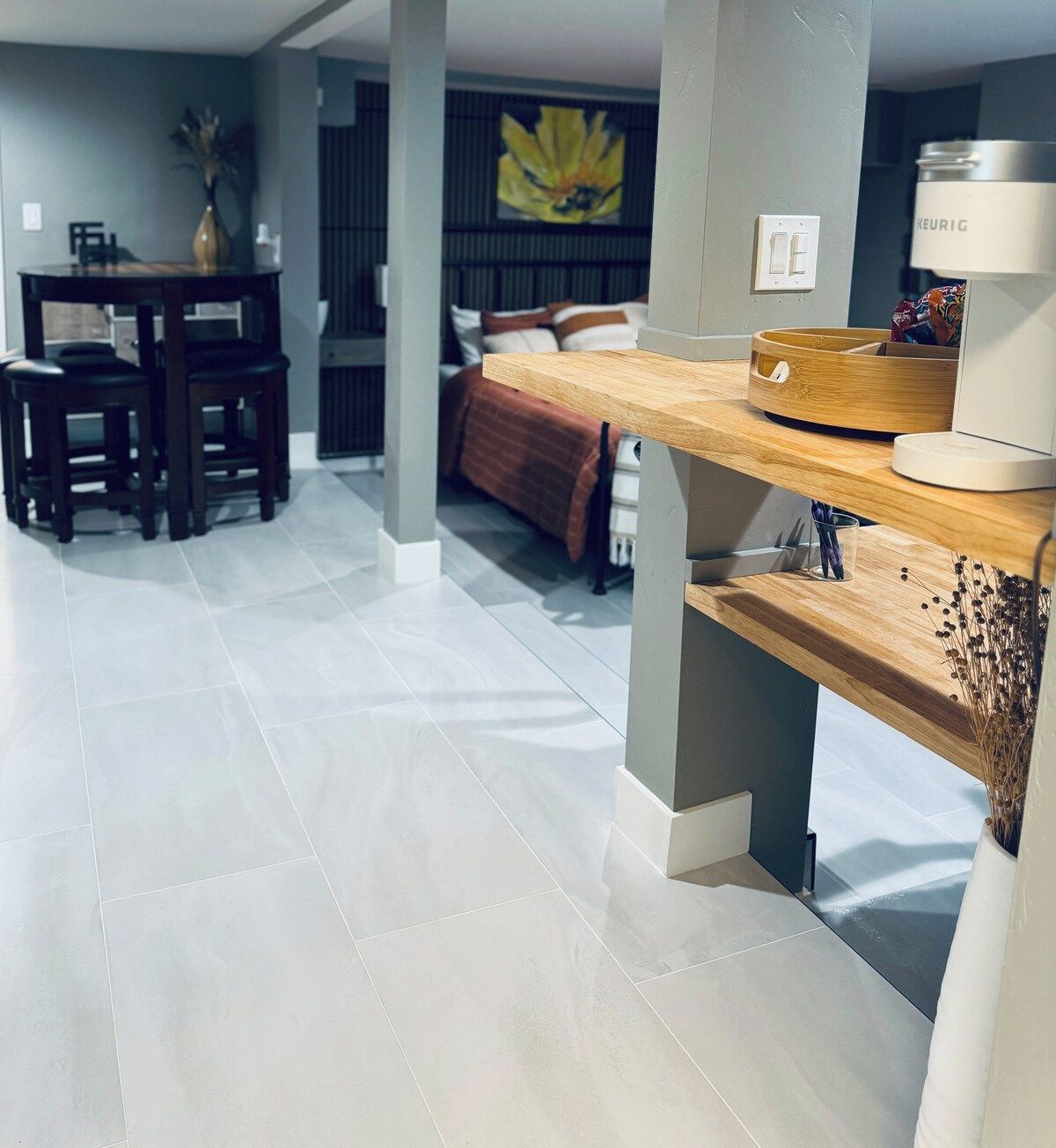 Un interior moderno con comedor, cama y cafetera.