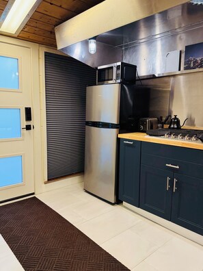 Kühlschrank, Mikrowelle, Herdplatte, Wasserkocher mit Kaffee-/Teezubehör