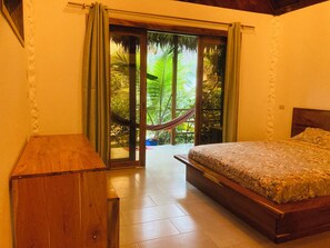 Kamar Mewah | Meja kerja, ruang kerja ramah laptop, kedap suara, dan Wi-Fi gratis