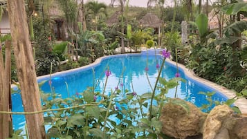 مكتب ومساحة عمل للكمبيوتر المحمول وتجهيزات عازلة للصوت وواي فاي مجانًا