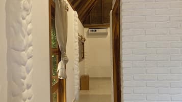 Kamar Deluks | Meja kerja, ruang kerja ramah laptop, kedap suara, dan Wi-Fi gratis