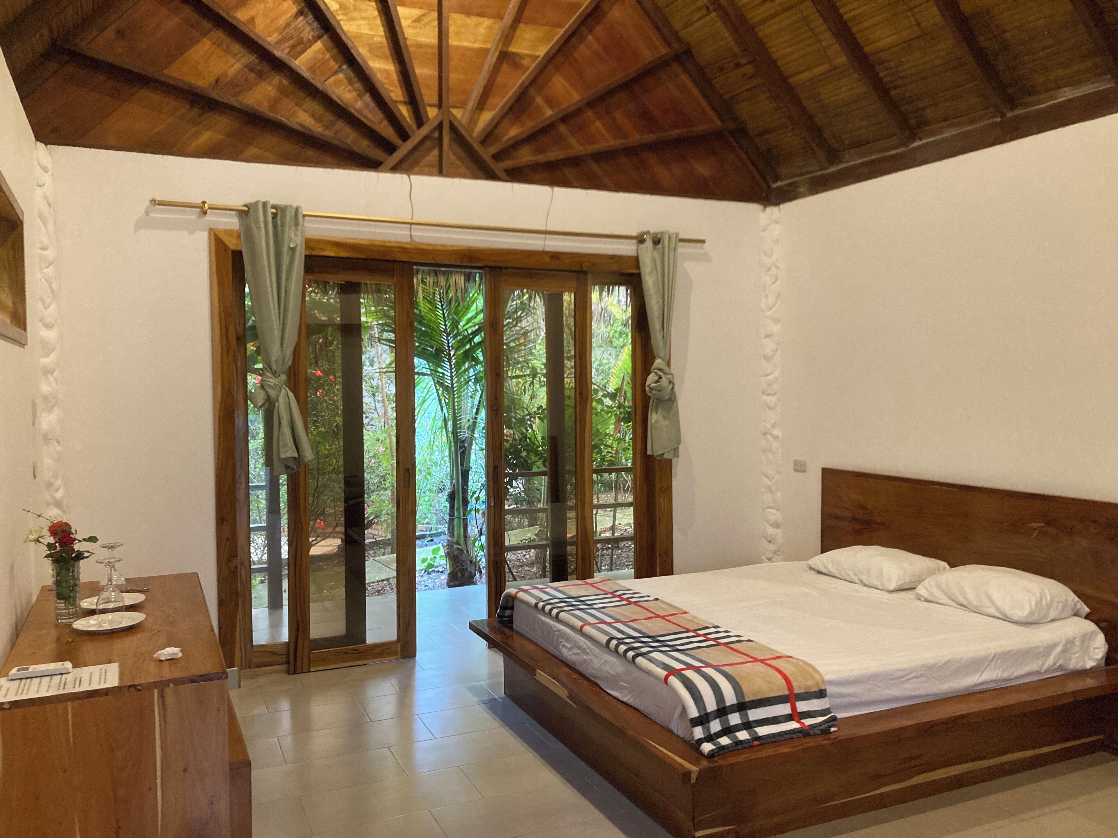 مكتب ومساحة عمل للكمبيوتر المحمول وتجهيزات عازلة للصوت وواي فاي مجانًا