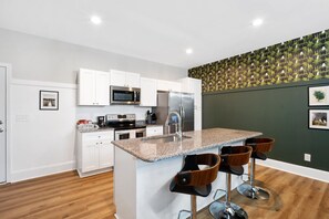 Køleskab, mikrobølgeovn, ovn, kogeplade