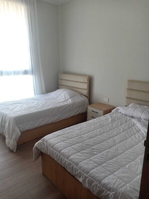 2 عدّة غرف نوم وواي فاي وملاءات أسرّة