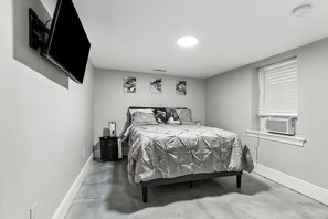 3 bedrooms, desk, iron/ironing board, free WiFi - Enjoy this Fabulous Downstairs 3 bedroom apartment in Historic Algiers Point.  (New Orleans)