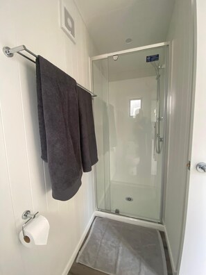 Shower, hair dryer, towels, soap - Te Henga Hideaway  (Te Henga (Bethells Beach))