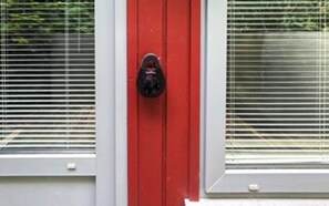 A red door with a black intercom. - 4 Person Holiday Home in Toftlund (Toftlund)
