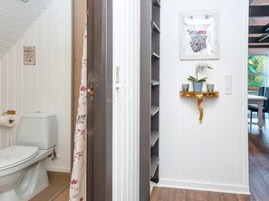 Ein Badezimmer mit Toilette, Duschvorhang und einem Schild, das anzeigt, dass es sich nicht um ein Internetcafe handelt.