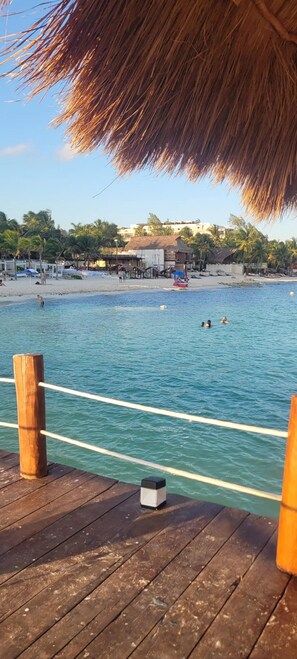 Espreguiçadeiras, toalhas de praia 