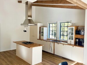 Refrigerador, microondas, lavavajillas y utensilios de cocina 