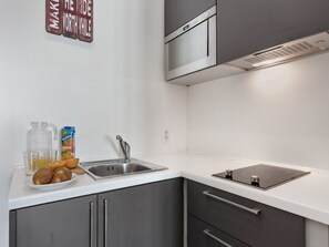 Refrigerador, microondas, utensilios de cocina y comedor 
