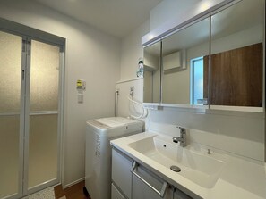 Jetted tub, hair dryer, bidet, towels