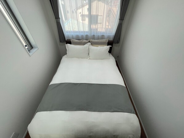 4 bedrooms, iron/ironing board, WiFi, bed sheets