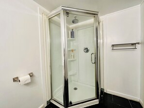 Sèche-cheveux, serviettes fournies, savon, papier toilette