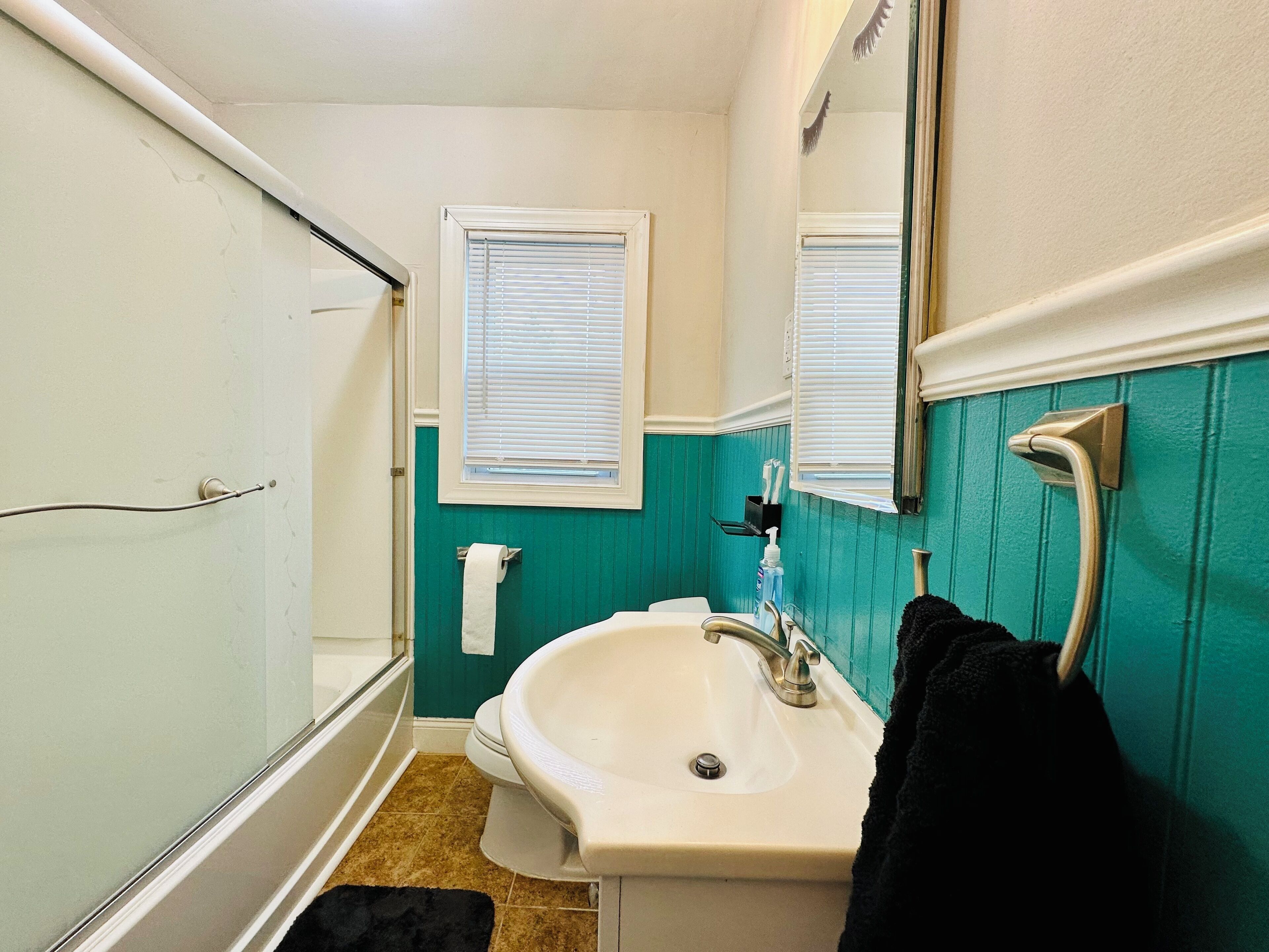 Hiustenkuivaaja, pyyhkeet, saippua, vessapaperi