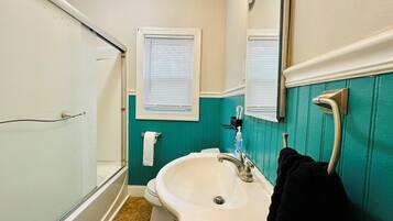 Hiustenkuivaaja, pyyhkeet, saippua, vessapaperi