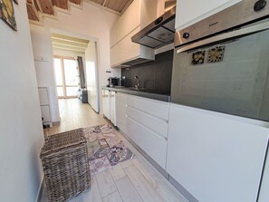 Kühlschrank, Ofen, Geschirrspüler, Kochgeschirr/Geschirr/Besteck