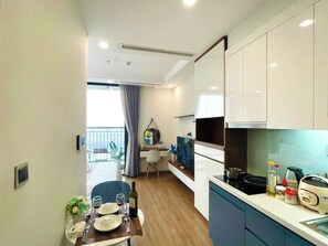 奢华开间, 阳台, 湖景 | 高档床上用品、记忆海绵床垫、办公桌、遮光窗帘