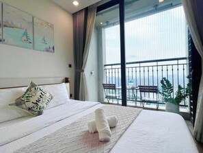 奢华开间, 阳台, 湖景 | 高档床上用品、记忆海绵床垫、办公桌、遮光窗帘