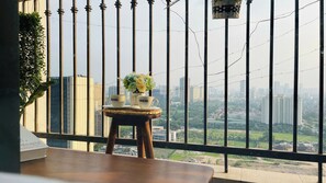 Luxury-Studio, Balkon, Seeblick | Hochwertige Bettwaren, Betten mit Memory-Foam-Matratzen, Schreibtisch