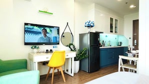 Studio Cao cấp, ban công, quang cảnh hồ | Bộ đồ giường cao cấp, nệm cao su hoạt tính (memory foam), bàn 