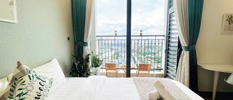 Luxury Studio, Balcony, Lake View | Premium bedding, memory foam beds, desk, blackout drapes