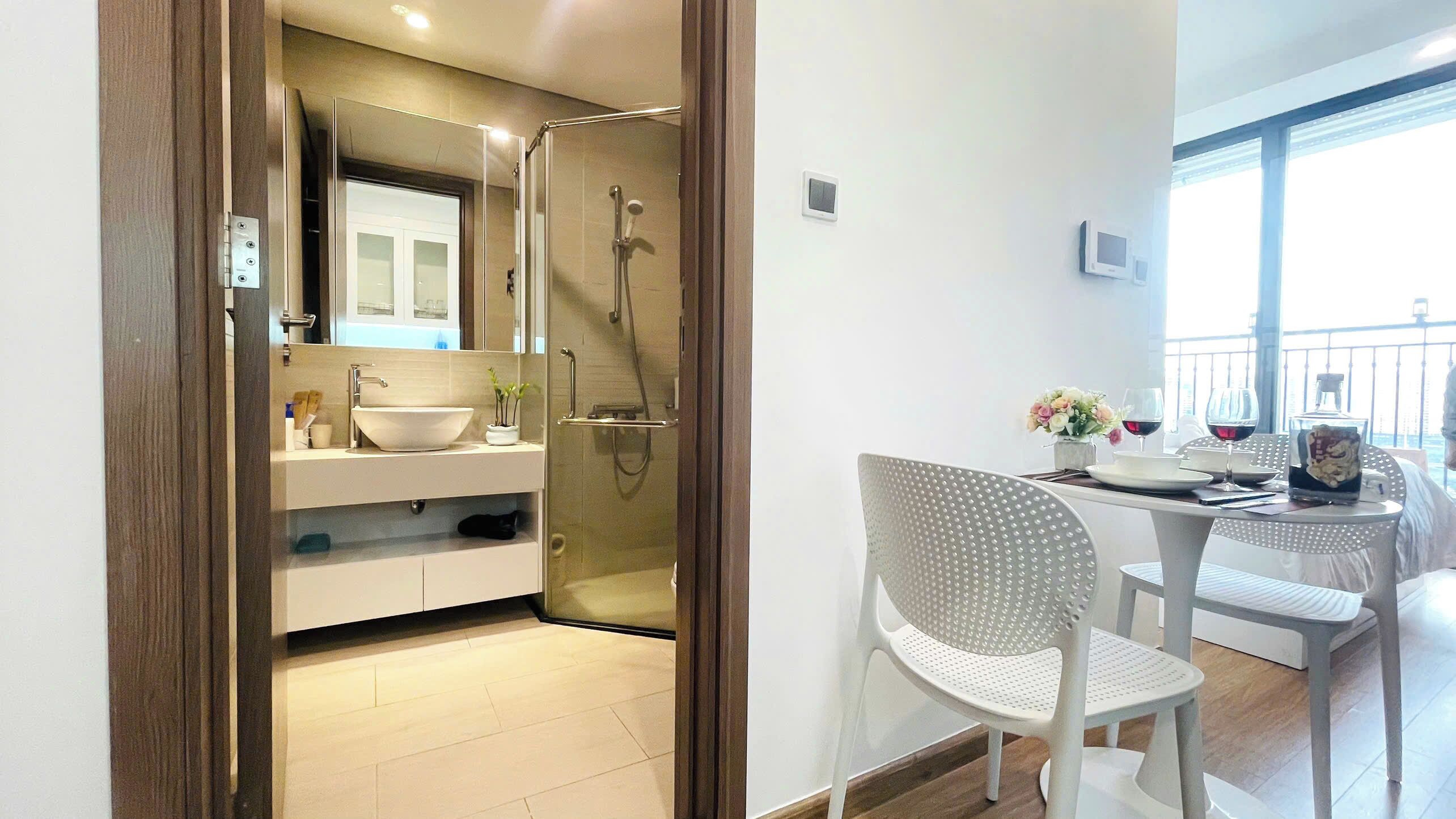 Studio Luxe, balcon, vue lac | Salle de bain | Douche, articles de toilette gratuits, sèche-cheveux, chaussons