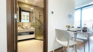 Luxury-Studio, Balkon, Seeblick | Badezimmer