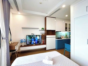 Studio Cao cấp, ban công, quang cảnh hồ | Bộ đồ giường cao cấp, nệm cao su hoạt tính (memory foam), bàn 
