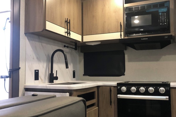 Frigorífic, microones, forn i placa de cuina